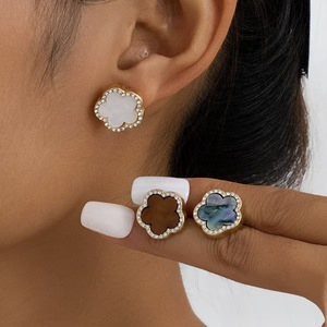 Orecchini a Perno Classici con Fiore di Cristallo e Zirconi, Design Floreale Trendy e Portafortuna per Gioielli da Donna - Product Image 3