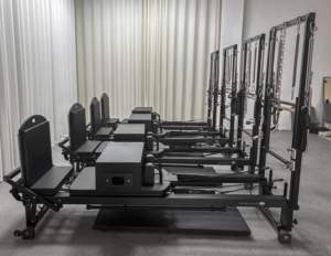 Tour de Pilates Reformer en aluminium noir Commercial Studio <span class=keywords><strong>V2M</strong></span> Plus avec support vertical - Product Image 4