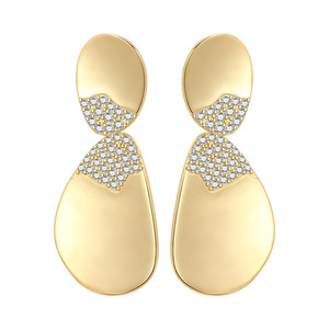 Boucles d'oreilles clous asymétriques minimalistes en cuivre blanc, très tendance, boucles d'oreilles sophistiquées pour femmes. - Product Image 1