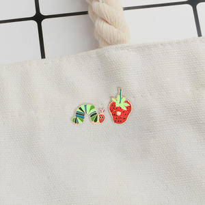 เข็มกลัดเคลือบลายการ์ตูนสัตว์ ผลไม้ แบบสั่งทำ ลายหนอนผีเสื้อ ลายสตรอว์เบอร์รี สำหรับขายส่ง ใช้เป็นของที่ระลึก ผลิตด้วยเทคนิคการหล่อ - Product Image 5