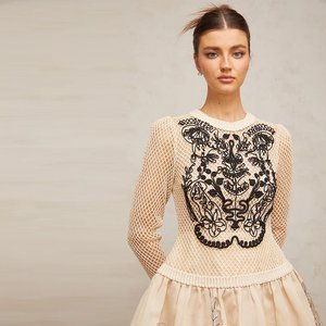 Magnifique robe courte brodée de fleurs pour femmes pour les rassemblements sociaux Spandex Options de tissu personnalisable naturel Volants - Product Image 4