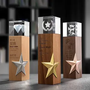 Premio de cristal de nuevo diseño de fábrica con grabado láser personalizado Trofeo de cristal con base de madera