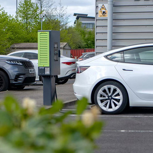 Borne de recharge rapide pour véhicules électriques 40 kW CCS2, à poser au sol, avec équilibrage dynamique de la charge - Product Image 2