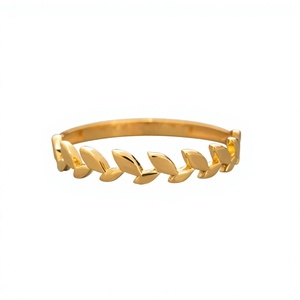 Bague en argent minimaliste avec motif feuille d'or jaune, design empilable, unisexe, pour usage quotidien - Product Image 1