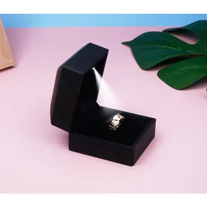 Emballage de bague de fiançailles de mariage Boîte à bijoux et collier en caoutchouc avec lumière LED