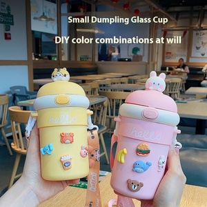 Autocollant <span class=keywords><strong>3D</strong></span> mignon Type de paille <span class=keywords><strong>eau</strong></span> coulant Portable tasse Double bouton en verre rebond isolation thermique Anti-chaud caractéristiques pour les enfants - Product Image 1