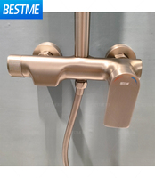Ensemble de douche cascade gris anthracite avec jet massant, barre coulissante murale, installation apparente moderne, pommeau de douche haute pression pour salle de bain