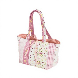 Sac de rangement cosmétique personnalisé en coton patchwork matelassé à motifs floraux avec poignées et fermeture éclair pour les voyages et le rangement - Product Image 1