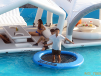 Plateforme de saut gonflable commerciale pour sports nautiques en plein air, idéale pour les lacs, les plages, les centres de villégiature et les clubs nautiques.