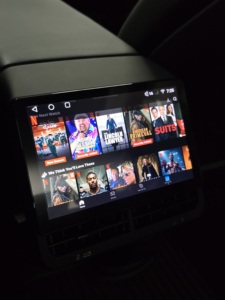จอแสดงผลด้านหลัง R89 <span class=keywords><strong>Plus</strong></span> สำหรับ Tesla Model Y Model 3 หน้าจอความบันเทิงระบบ Android มัลติมีเดีย พร้อม <span class=keywords><strong>Disney</strong></span> <span class=keywords><strong>Plus</strong></span> สำหรับอัปเกรด Tesla - Product Image 4