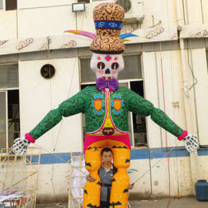 Mascota inflable de circo con forma de calavera de azúcar transportada por un humano |   Fábrica de Inflables para Desfiles de Carnaval, Fiestas en Bares y Decoración de Parques Temáticos - Product Image 1