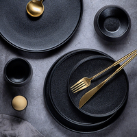 Assiette plate en céramique stoneware faite à la main, sans BPA, écologique, moderne, noir mat, de qualité hôtelière, compatible micro-ondes, directement de l'usine Uaral