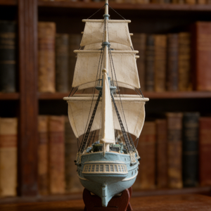 Modèle <span class=keywords><strong>de</strong></span> bateau à voile à trois mâts vintage en résine avec support pour décoration nautique et objets <span class=keywords><strong>de</strong></span> collection maritimes - Product Image 4