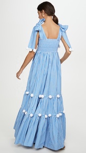 Robe longue évasée vintage à imprimé à carreaux impressionnant pour femme, avec buste smocké, bretelles à nouer, volants et pompons blancs, écologique - Product Image 4