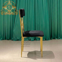 Chaise de salle à manger extérieure moderne en fer à dossier croisé avec coussin pour mariages, hôtels, salons et événements