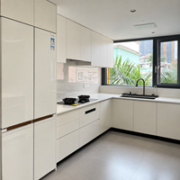 Meuble de cuisine blanc minimaliste avec rangement intégré et design d'angle pour projets de rénovation résidentielle contemporaine