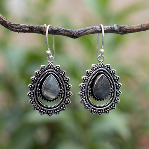 Boucles d'oreilles pendantes en labradorite plaquée argent avec forme de goutte d'eau bohème pour l'anniversaire des femmes - Product Image 1