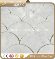 Mosaïque en marbre blanc de Carrare, motif écailles de poisson, design parquet moderne pour sol, cuisine, salle de bain ---- Naturel