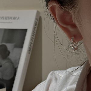 أقراط فضية عيار 925 على شكل زهرة صغيرة بتصميم بسيط وأنيق على الطراز الكوري، هدية مجوهرات للنساء في أعياد الميلاد - Product Image 5