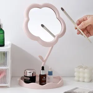Зеркало для макияжа в форме цветка
