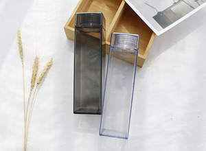 Bouteille d'eau carrée esthétique en gros, plate et fine, portable, sans BPA, en plastique, avec couvercle imitation bois, pour l'école - Product Image 2
