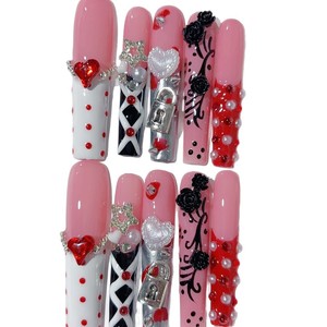 Uñas Postizas Francesas Hechas a Mano, con Relieve de Rosa, Corazón, Mariposa y Candado Pequeño, Estilo Nicho, Tallado Artesanal de 50mm - Product Image 5