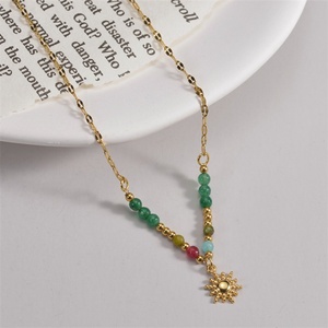สร้อยคอสแตนเลสสำหรับผู้หญิงประดับด้วยลูกปัดหลากสี - Product Image 3