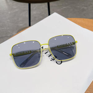 Lunettes de soleil carrées jaunes tendance pour femmes, verres PC UV400, type demi-cadre, 3 pare-soleil, origine Taizhou I2-6160 - Product Image 1