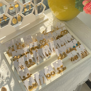 Boucles d'oreilles géométriques triangulaires en forme de pyramide, plaquées or, en acier inoxydable, bijoux de piercing - Product Image 1