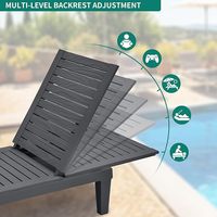 Chaise longue noire à lattes avec dossier réglable et table d'appoint en osier pour piscine, patio, jardin et cour.