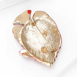 Broches de boda de alta gama chapados en oro con diamantes de imitación de aleación de pez marino personalizados al por mayor - Product Image 1