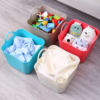 Panier à linge carré en plastique de style minimaliste moderne avec poignées binaurales pour le rangement des vêtements dans la salle de bain 34,7x29x30cm