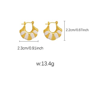 Boucles d'oreilles créoles en acier inoxydable plaqué or 18 carats PVD avec émail pour femmes |   Design élégant et coloré |   Hypoallergénique et inaltérable - Product Image 5