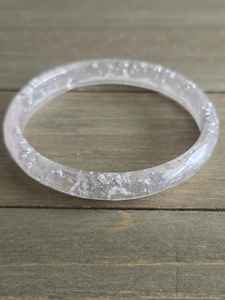 กำไลเรซิ่นอินเทรนด์สำหรับผู้หญิงที่มีลวดลายไม่ซ้ำใคร สีสันสดใส น้ำหนักเบา และสะดวกสบายสำหรับการใช้งานในชีวิตประจำวัน - Product Image 4