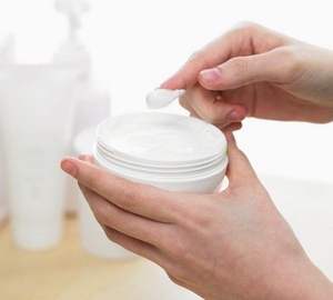 Agente blanqueador y aclarador de la piel antioxidante <span class=keywords><strong>Despigmentante</strong></span> para cosméticos para el cuidado del cabello Ácido Kójico 501-30-4 DDP - Product Image 4