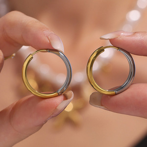 Boucles d'oreilles créoles bicolores simples et tendance en acier inoxydable plaqué or 18 carats, bijoux minimalistes - Product Image 2