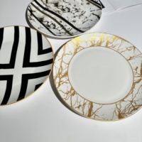 Assiettes de luxe en céramique noire et or, motif ciel étoilé marbré géométrique, assiettes de présentation en porcelaine pour la décoration de table de fête