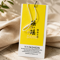 Étiquettes suspendues personnalisées de luxe écologiques en papier pour vêtements de marque avec cordon