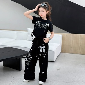 Tenues d'été 2026 pour enfants : Ensemble deux pièces avec t-shirt imprimé lettres et nœud, pantalon large à bordure dentelle pour adolescentes - Product Image 4