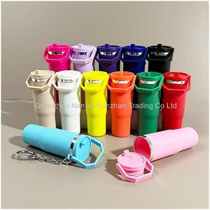 Llavero con forma <span class=keywords><strong>de</strong></span> vaso para bálsamo <span class=keywords><strong>labial</strong></span>, bonito soporte para bálsamo <span class=keywords><strong>labial</strong></span> tipo tumbler para accesorios <span class=keywords><strong>de</strong></span> bolso, mochila, para mujeres y niñas - Product Image 2