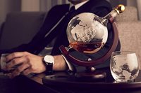Juego de Decantador de Whisky con Forma de Globo Terráqueo y 2 Vasos de Whisky Grabados - para Licores, Whisky, Vino. Regalos para Hombres