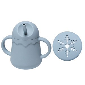 Nouvelle tasse d'apprentissage en silicone au design unique et attrayant avec paille et 2 couvercles, tasse à collation en silicone pour bébé et tout-petit - Product Image 5