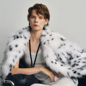 Cappotto <span class=keywords><strong>da</strong></span> <span class=keywords><strong>Donna</strong></span> <span class=keywords><strong>Invernale</strong></span> di Lusso in Pelliccia di Volpe con Design Maculato, Lunghezza Media e Collo a Revers in Velluto di Lince - Product Image 5