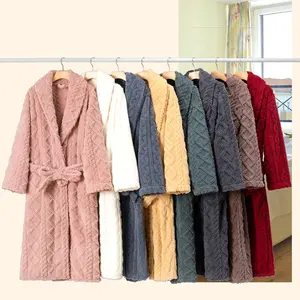 Albornoces de franela con cuello vuelto o con capucha de Jacquard personalizados para Hotel Albornoz de lana de Coral de poliéster de spa de calidad superior - Product Image 1