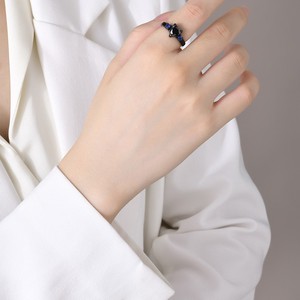 Anillo de Acero Inoxidable Negro para Mujer con Incrustaciones de Circonia Cúbica en Forma de Corazón, Estilo Minimalista, Apilable e Impermeable - Product Image 5