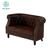 Ensemble de meubles de café classique, restaurant, canapé en cuir Chesterfield brun, banquette et table à manger carrée en bois
