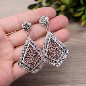Boucles d'oreilles pendantes géométriques en argent tibétain vintage, motif floral creux, bijoux ethniques bohèmes, festifs, hypoallergéniques, élégants et tendance - Product Image 2