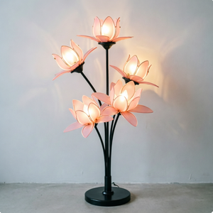 Lampe de table Lotus rose à 5 têtes, base en métal florale, lumière décorative pour chambre à coucher - Product Image 1