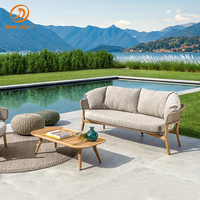 Lit de repos d'extérieur moderne avec coque en rotin/osier, coussins épais gris clair et pieds en bois massif, chaise longue surdimensionnée pour patio