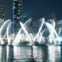 Fuente Musical Dinámica de Acero Inoxidable con Iluminación RGB para Parques de Atracciones, Diseño Personalizado 2026 (Uso Comercial)